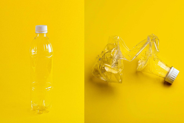 un prima e un dopo di una bottiglia di plastica prima intera e poi appallottolata