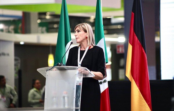alessandra astolfi parla al microfono sul palco di ecomondo messico