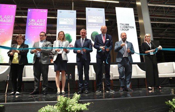sette esponenti del settore tagliano il nastro di inaugurazione della fiera sul palco di ecomondo messico
