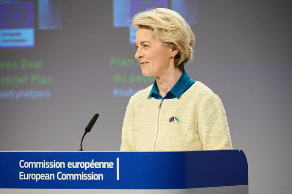 Ursula von der Leyen parla davanti alla commissione europea 