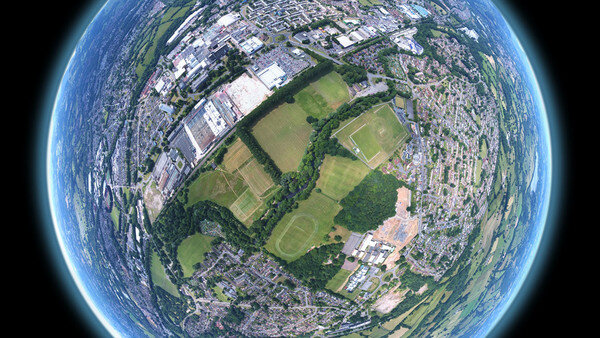 visione aerea del globo terrestre con uno zoom su un grande parco verde all'interno di una città