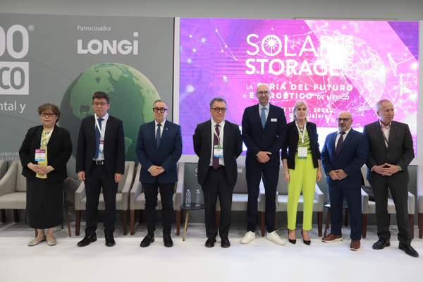 numerose figure di spicco in posa di fronte ad un display con la scritta 'solar storage mexico'