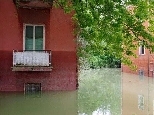 due palazzine allagate sono sommerse dall'acqua fino a metà del piano terra