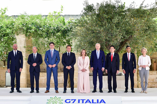 in piedi uno accanto all'altro Charles Michel, Olaf Scholz, Justin Trudeau, Emmanuel Macron, Giorgia Meloni, Joe Biden, Fumio Kishida, Rishi Sunak e Ursula von der Leyen