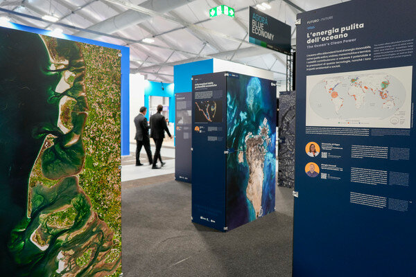 stand nella sezione blue economy di ecomondo con numerose installazioni che illustrano immagini aeree di aree protette marine e mostrano l'energia pulita dell'oceano tramite testi e grafici dettagliati