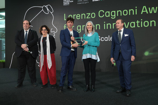La consegna del premio Lorenzo Cagnoni per l'Innovazione Green durante Ecomondo 2024