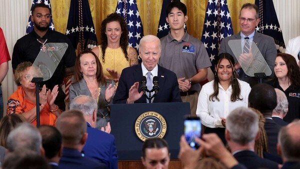 Joe Biden parla al microfono durante uno speech alla Casa Bianca 