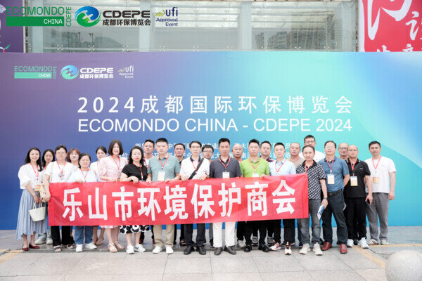 numerosi esponenti di ecomonod cina tengono in mano uno striscione con la scritta ''Associazione per la Protezione Ambientale della città di Leshan'