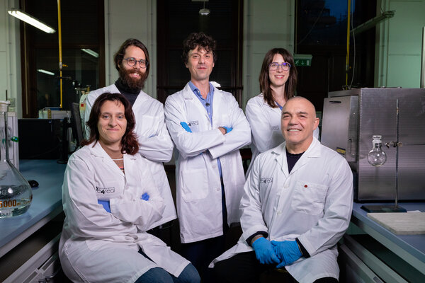 il team di Re4Real sorridente all'interno del suo laboratorio 
