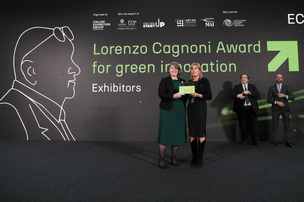 alessandra astolfi consegna il lorenzo cagnoni award for green innovation 