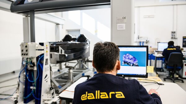 un dipendente di dallara automobili lavora ad un progetto ingegneristico al computer