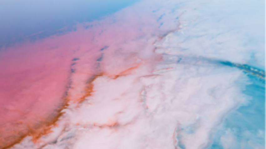 acqua visibilmente inquinata a causa degli scarti degli impianti di desalinizzazione
