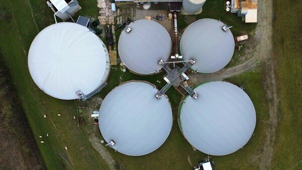 visione aerea di un impianto di produzione di biogas con cinque digestori anaerobici