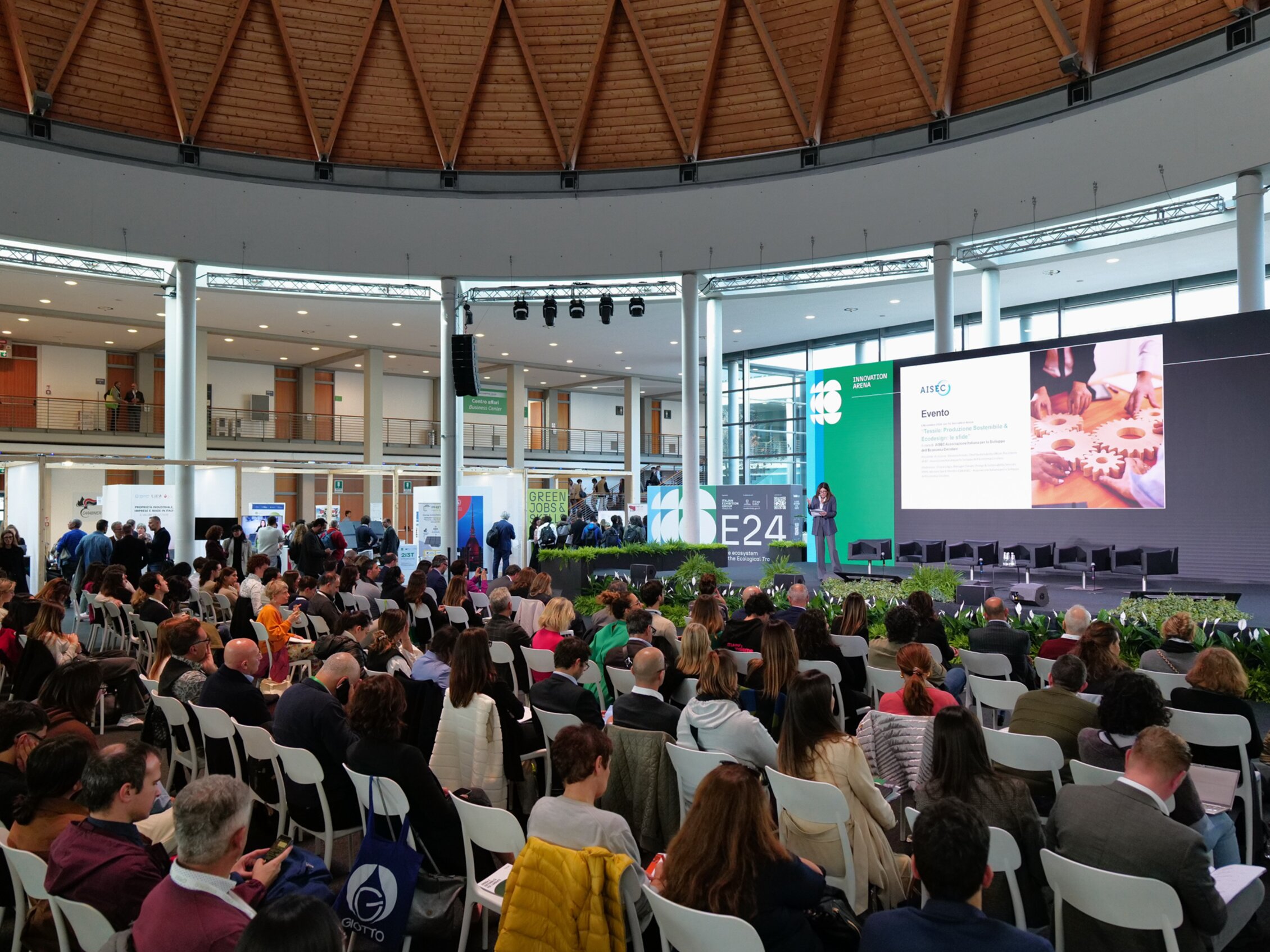 un grande pubblico a sedere partecipa ad una conferenza nella cupola della hall sud della fiera di rimini
