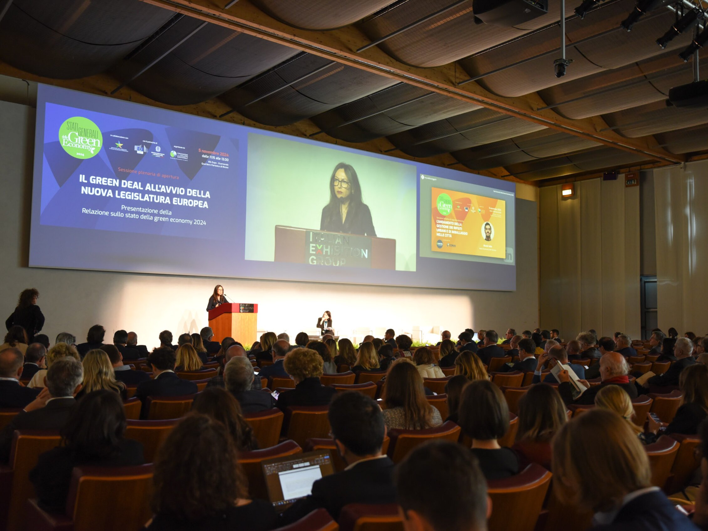 un ampio pubblico a sedere assiste alla conferenza sul green deal dell'avvio della nuova legislatura europea