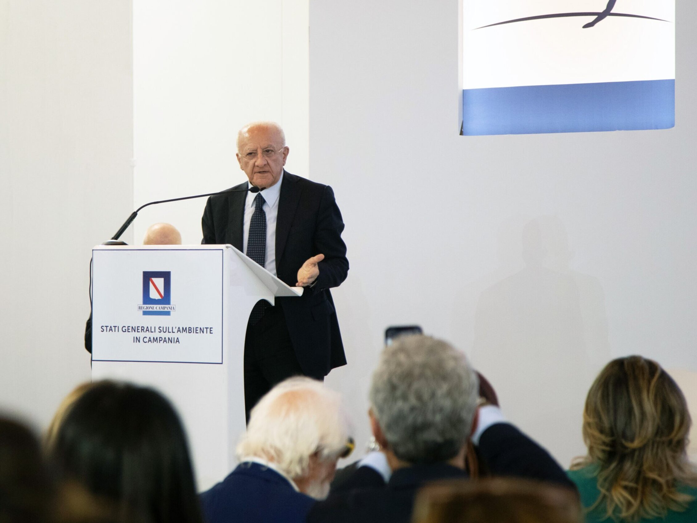 Presidente della Regione Campania vincenzo de luca sul palco durante una conferenza degli stati generali sull'ambiente della campania 