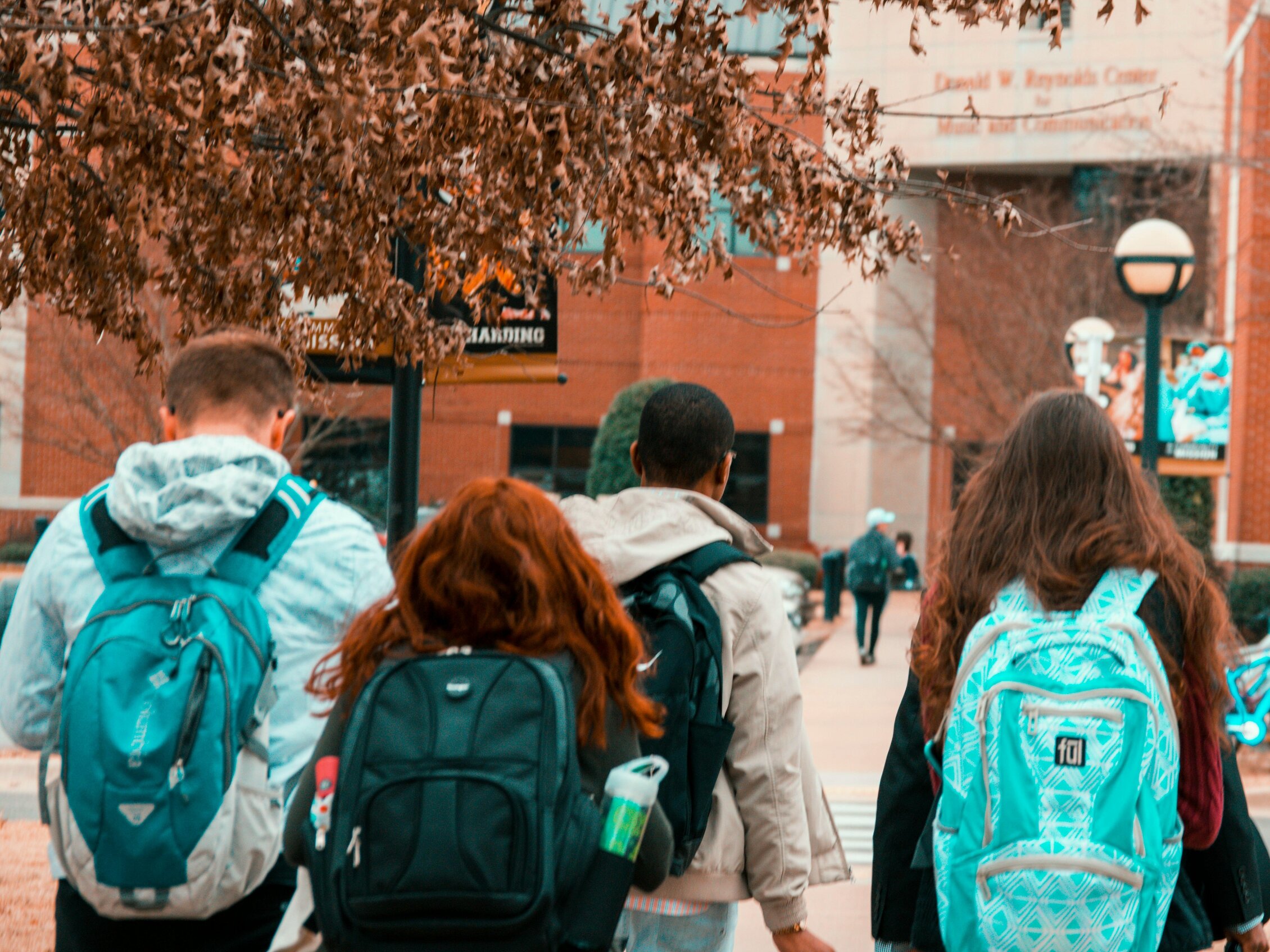 studenti con zaini in spalla che camminano 